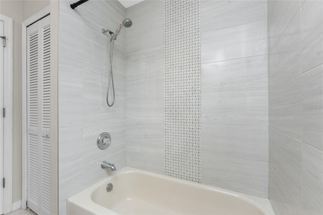 bathroom with tiled shower / bath