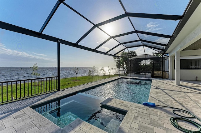 view of swimming pool with an in ground hot tub, a water view, a patio area, and a lanai