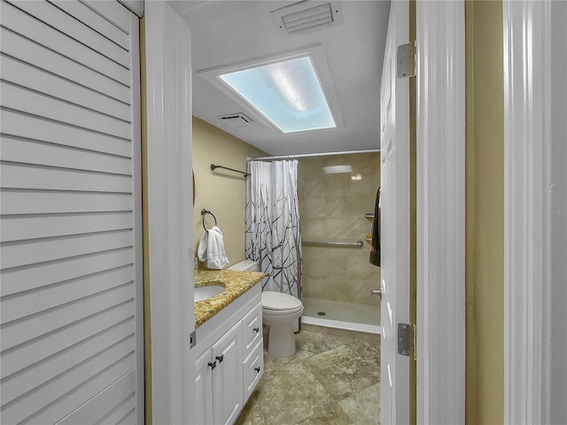 bathroom featuring a shower with curtain, vanity, and toilet