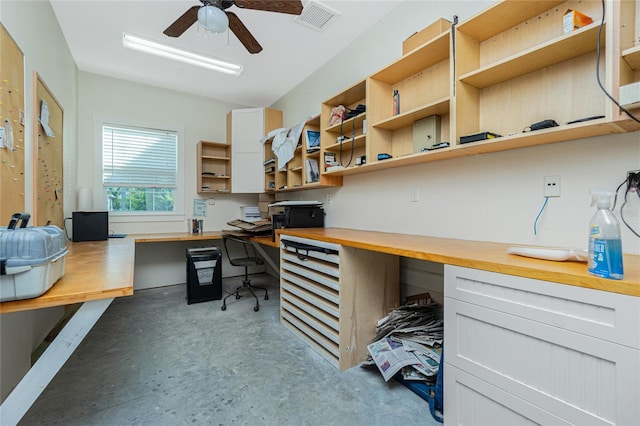 office area featuring built in desk and ceiling fan