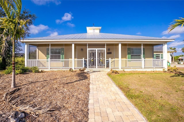 view of front facade featuring a front yard