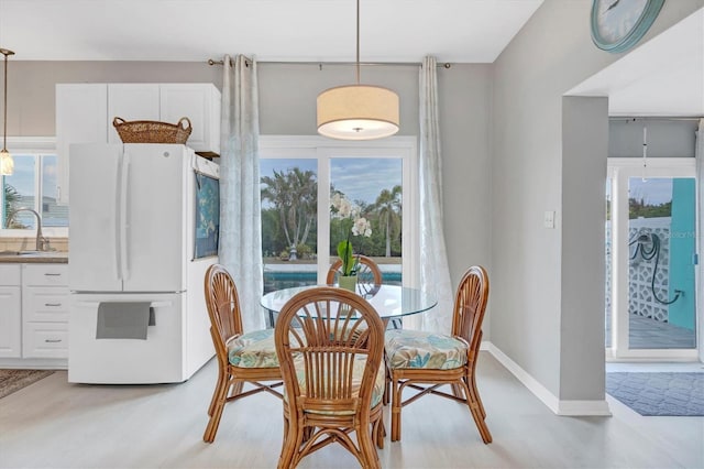 dining space with sink and plenty of natural light