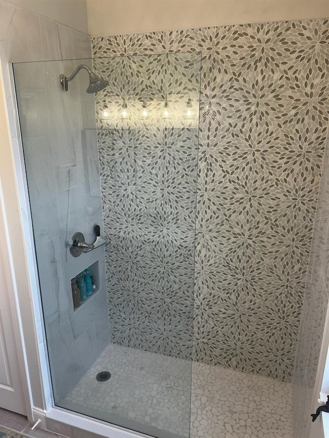 bathroom featuring tiled shower