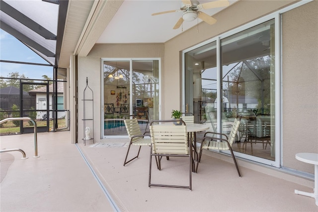 sunroom with ceiling fan