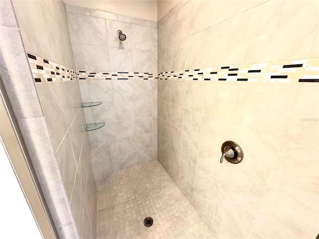 bathroom featuring tiled shower