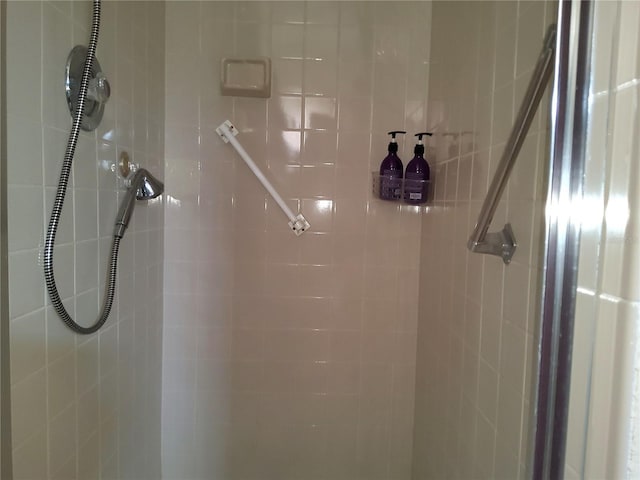 interior details with a tile shower