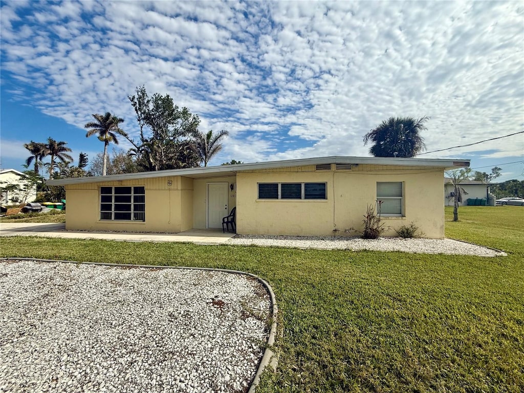 single story home with a front lawn