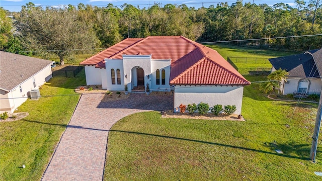 view of front of property featuring a front yard