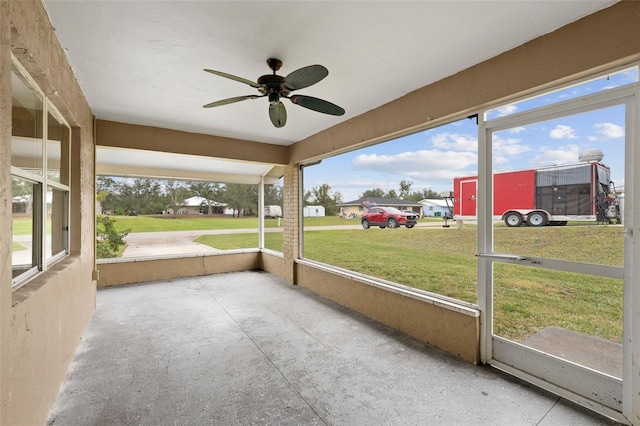 sunroom with ceiling fan