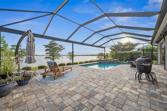 view of pool with an in ground hot tub, a water view, a patio area, and a lanai