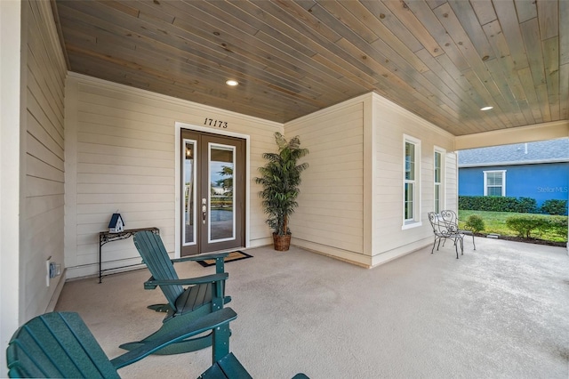 property entrance featuring a porch