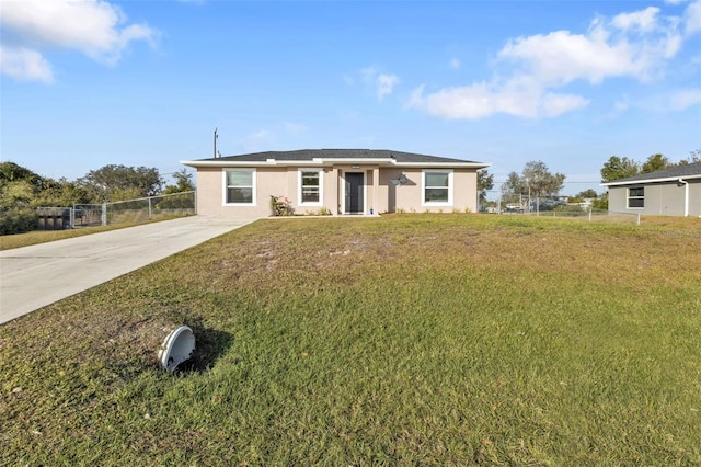 ranch-style house featuring a front yard