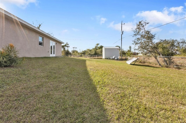 view of yard featuring a storage shed