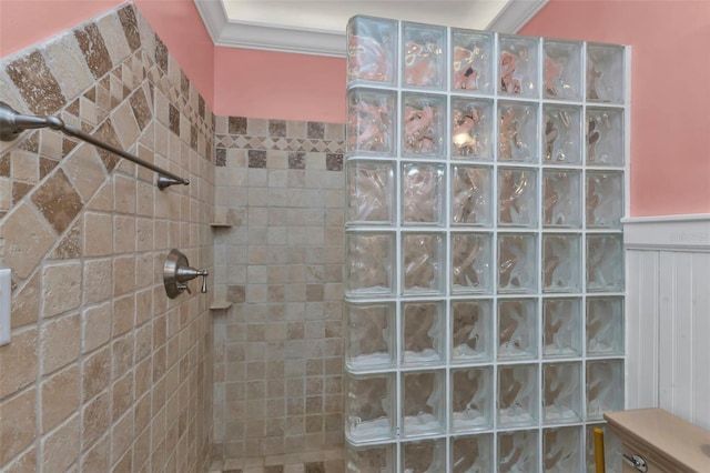 bathroom featuring ornamental molding and tiled shower