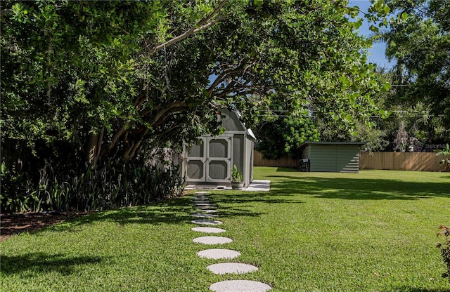 view of yard featuring a shed