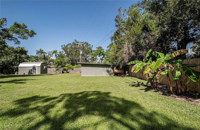 view of yard with an outdoor structure