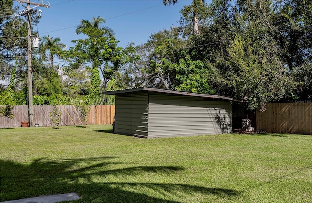 view of yard with a storage unit