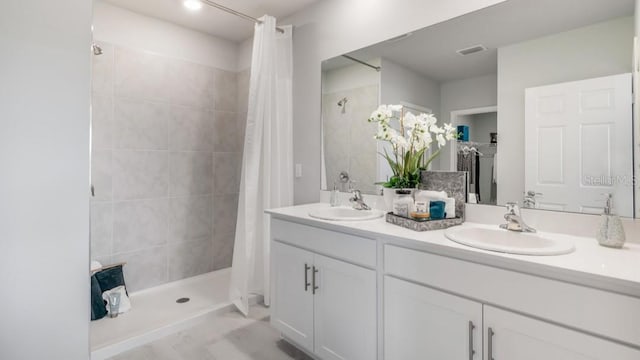 bathroom featuring a shower with shower curtain and vanity