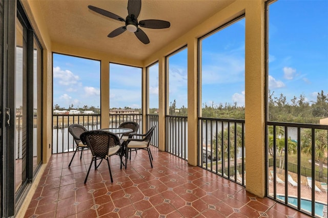 sunroom with ceiling fan