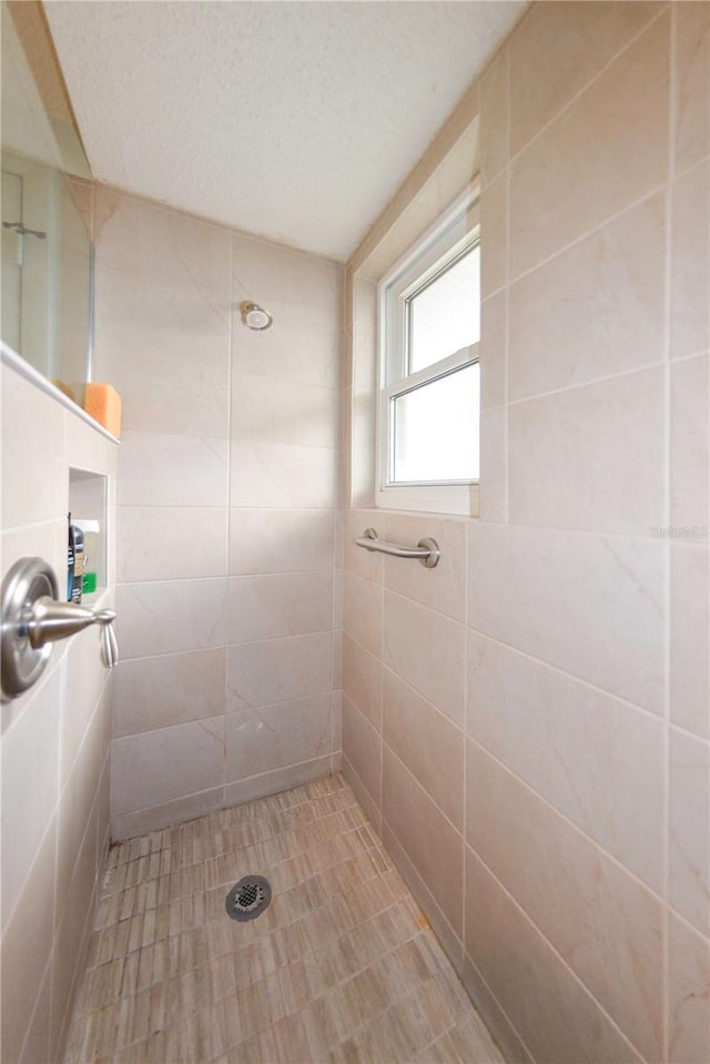 bathroom featuring tiled shower