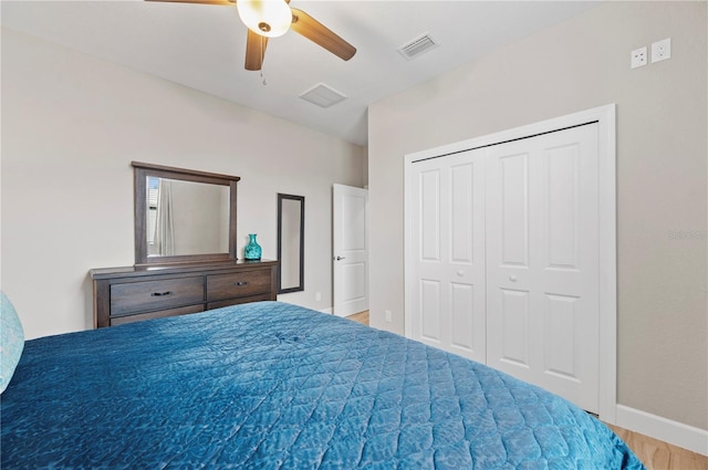 unfurnished bedroom featuring ceiling fan, wood-type flooring, and a closet