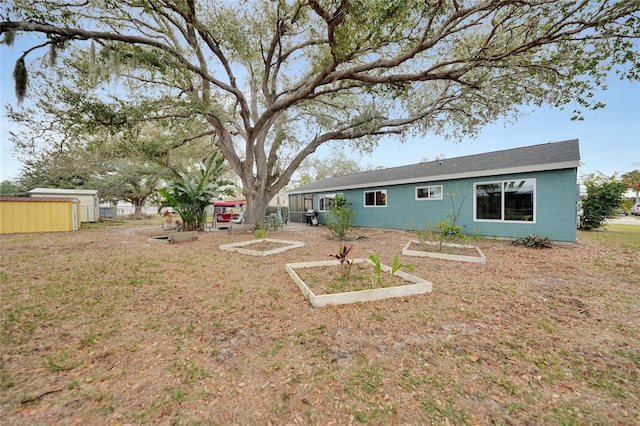 view of yard featuring a storage unit