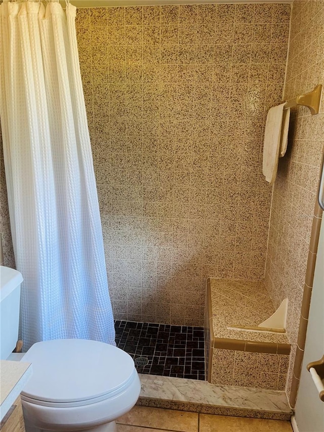 bathroom with toilet and a shower with curtain