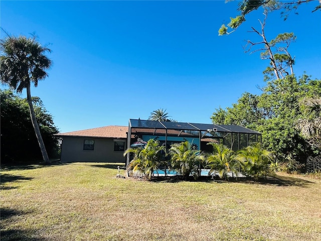 view of yard with a lanai