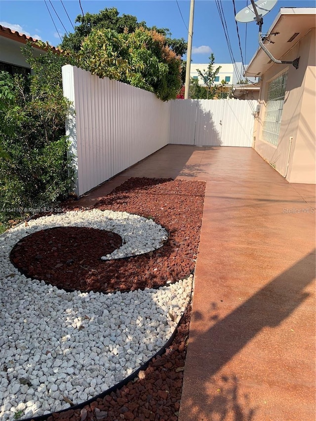 view of yard featuring a patio