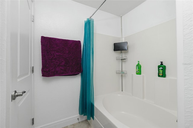 bathroom with shower / tub combo with curtain