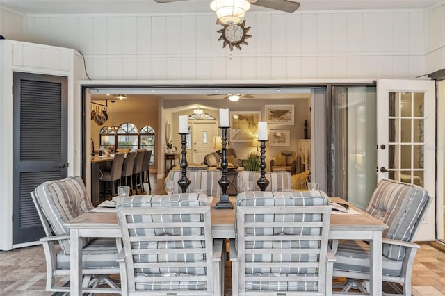 sunroom with ceiling fan