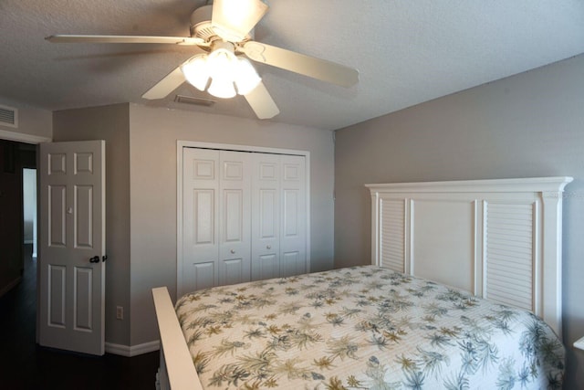 bedroom with visible vents, a textured ceiling, a closet, and a ceiling fan