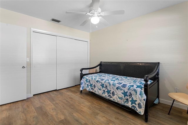 bedroom with hardwood / wood-style floors, a closet, and ceiling fan