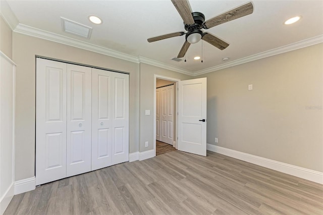 unfurnished bedroom featuring ornamental molding, ceiling fan, light hardwood / wood-style flooring, and a closet