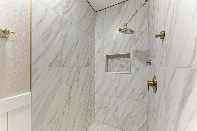 bathroom featuring a tile shower