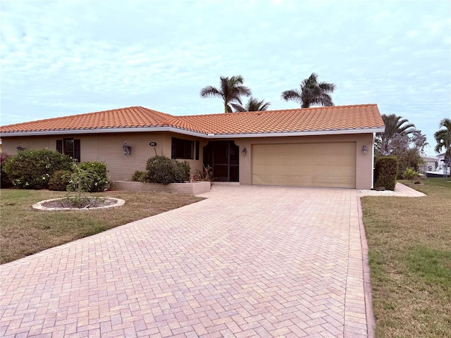 view of front facade featuring a front yard and a garage