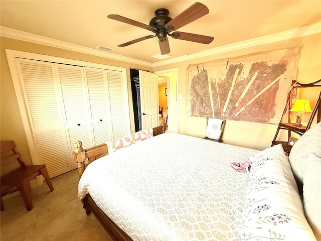 bedroom featuring carpet flooring, a closet, ceiling fan, and crown molding