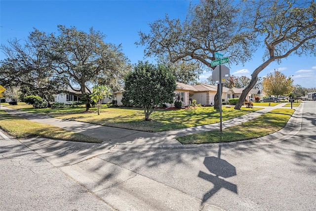 view of front of property featuring a front lawn