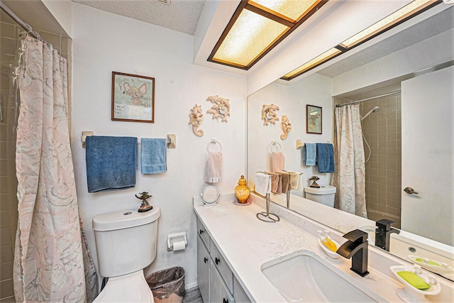 bathroom featuring a shower with curtain, vanity, and toilet