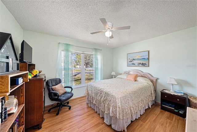 bedroom featuring a textured ceiling, light hardwood / wood-style floors, and ceiling fan