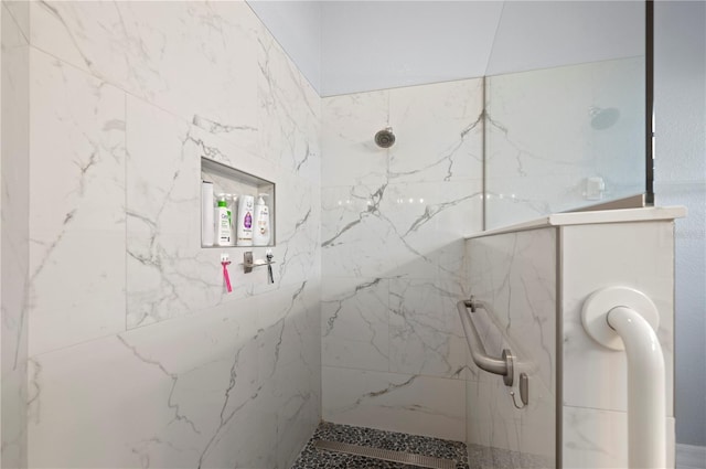 bathroom featuring a tile shower