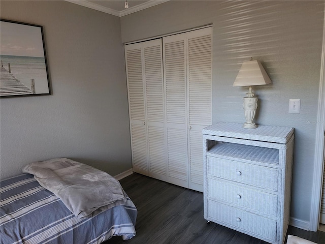 bedroom featuring crown molding, dark hardwood / wood-style floors, and a closet