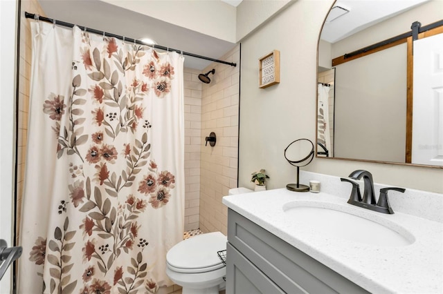 full bathroom featuring a shower with shower curtain, toilet, and vanity