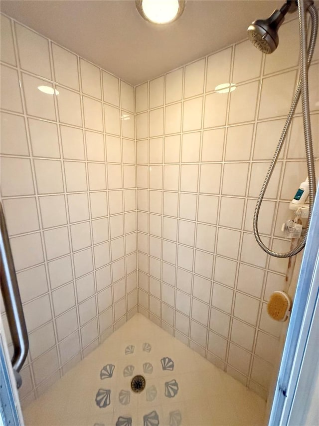 bathroom featuring a tile shower