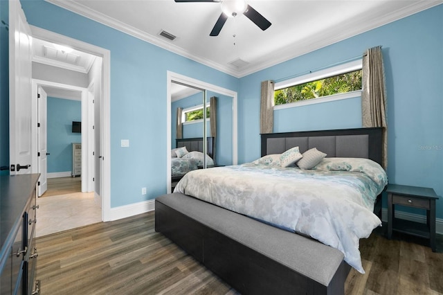 bedroom with dark hardwood / wood-style flooring, a closet, ceiling fan, and crown molding