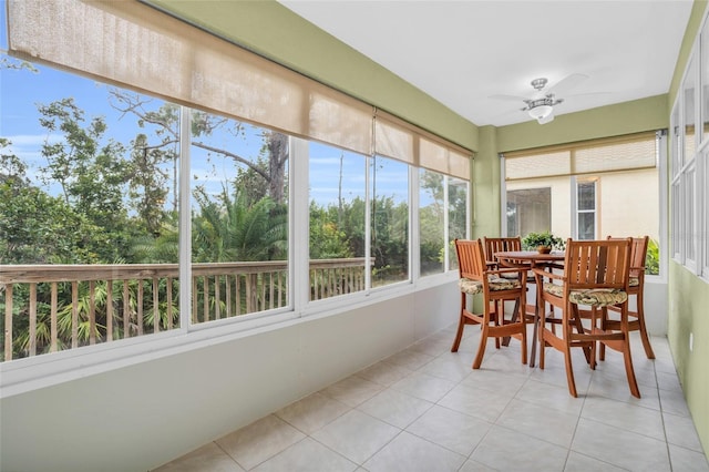 sunroom with ceiling fan