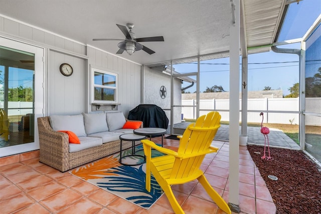 sunroom with ceiling fan