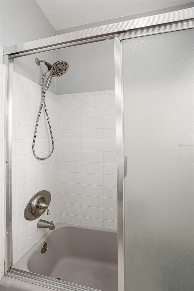 bathroom featuring tiled shower / bath combo