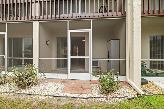 property entrance featuring a balcony