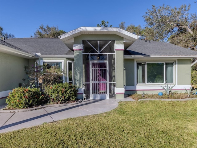 view of front facade with a front yard